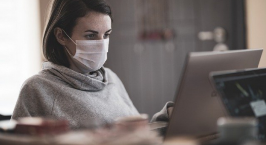 Больше половины россиян приходят на работу с симптомами простуды. Как защититься остальным?